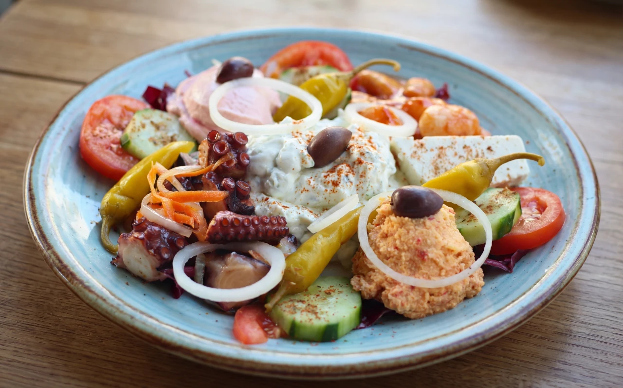 Griechische kalte Vorspeise – Zaziki, Taramosalata und mehr im Restaurant Korfu