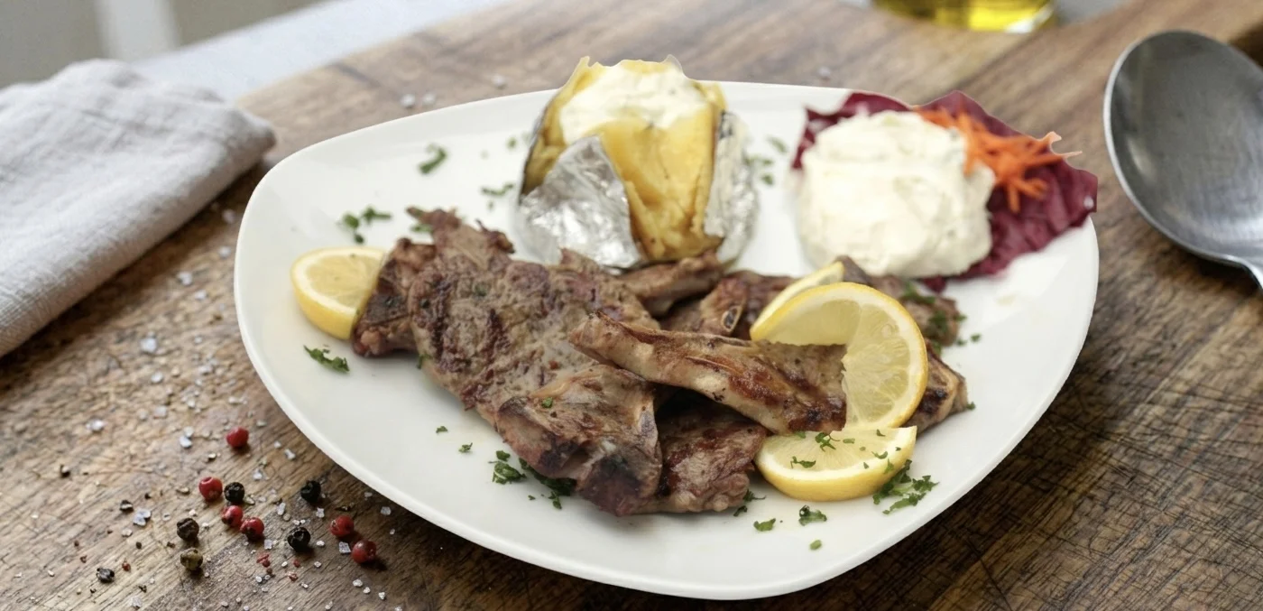 Lammplatte vom Grill – Koteletts und Filets mit Zaziki und Knoblauchkartoffeln