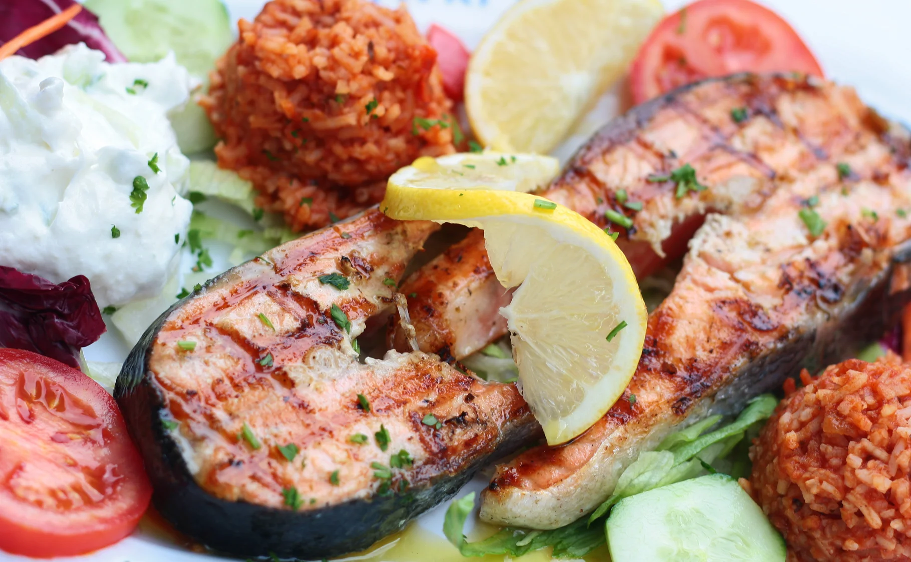 Lachs vom Grill mit Reis und Gemüse – Fischgericht im Restaurant Korfu