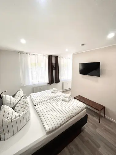 Pension Chemnitz – Geräumiges Zimmer mit Smart-TV und WLAN