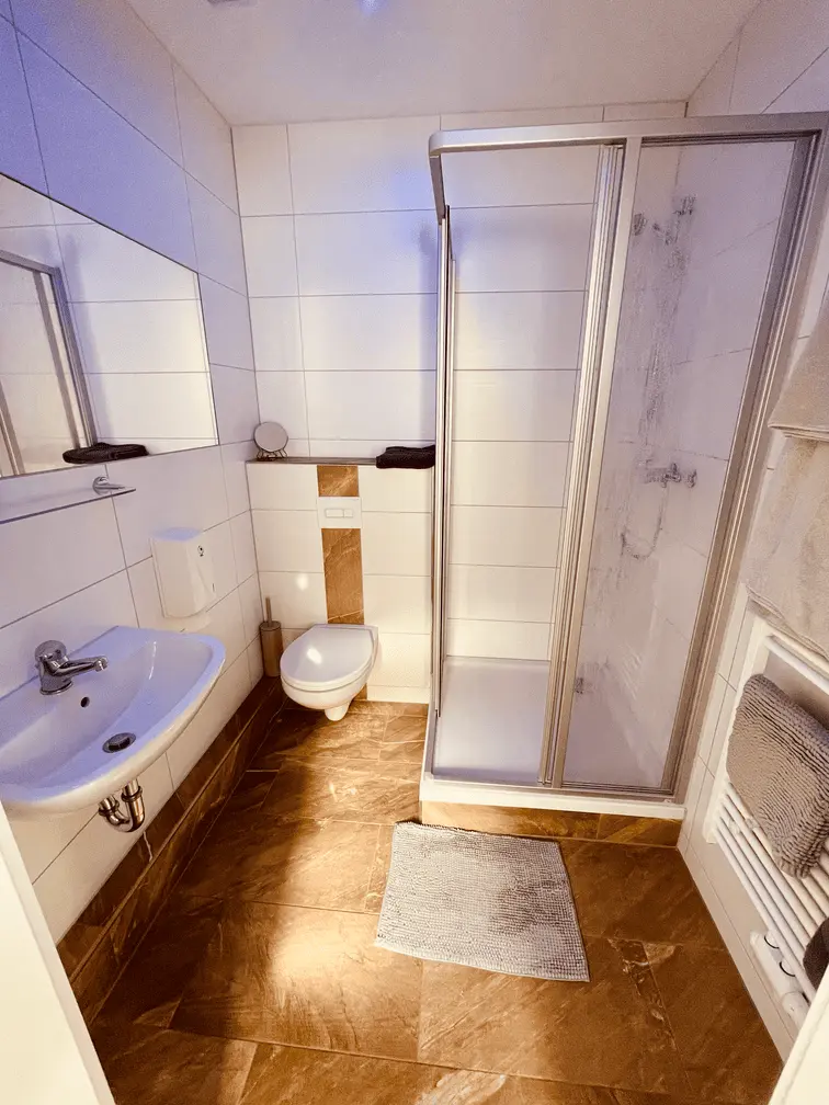 Zimmer Chemnitz – Modernes Bad mit Dusche und Föhn
